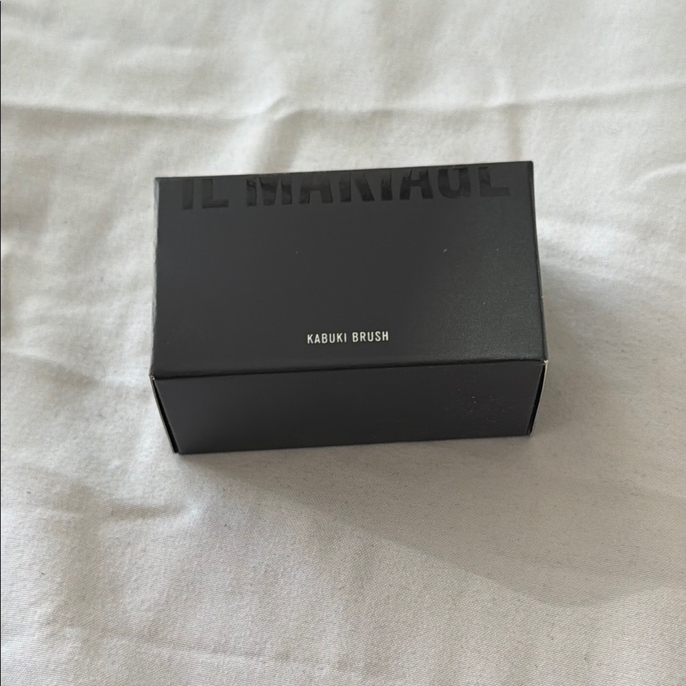 IL MAKIAGE Elegant Black Kabuki Brush